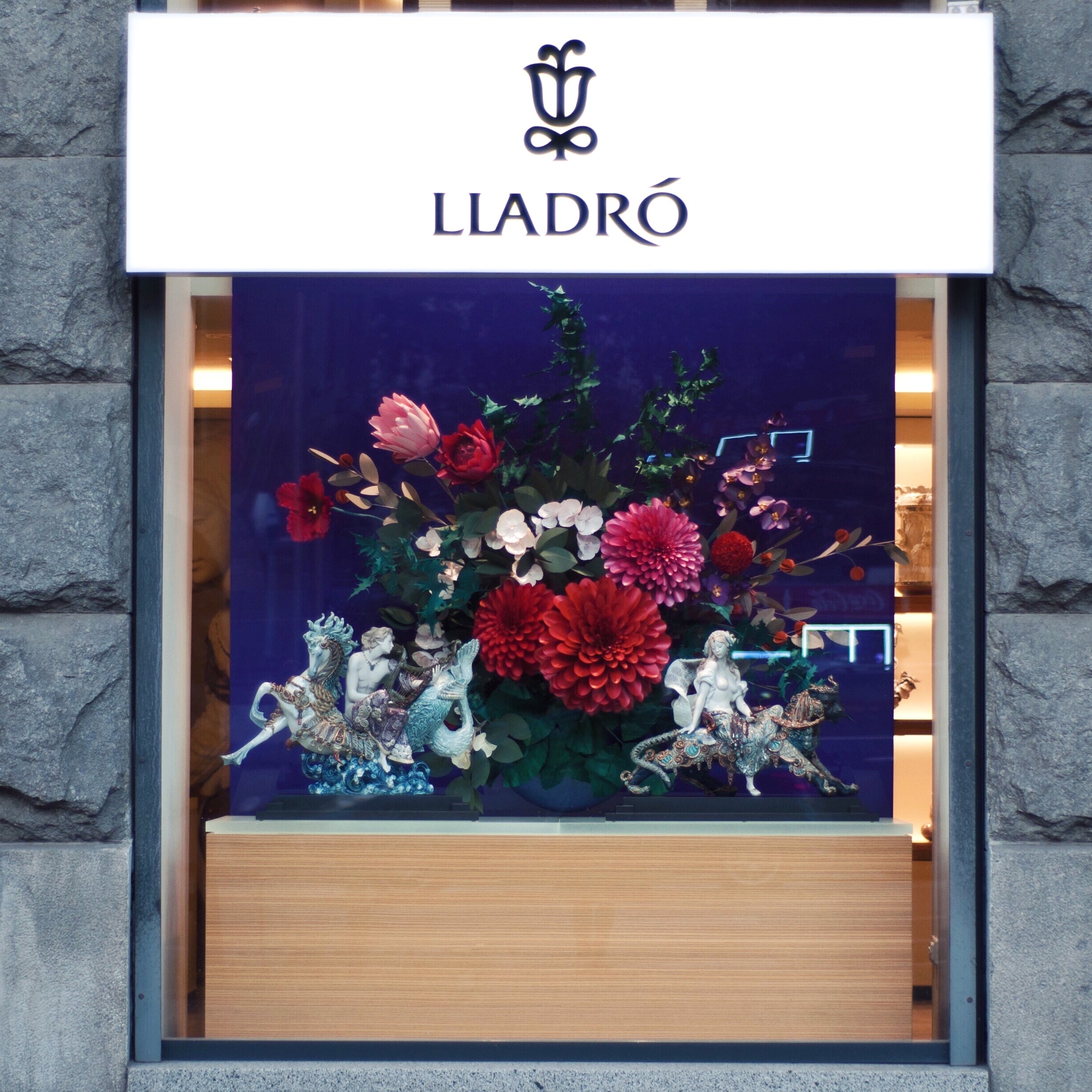 LLADRÓ: AUTUMN WINDOW DISPLAY – Mio Gallery