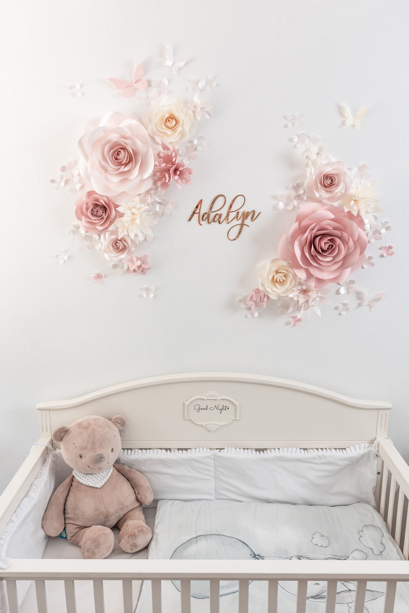 Misty Rose und Olive Green Paper Flower Set – Kinderzimmer Wandbehang