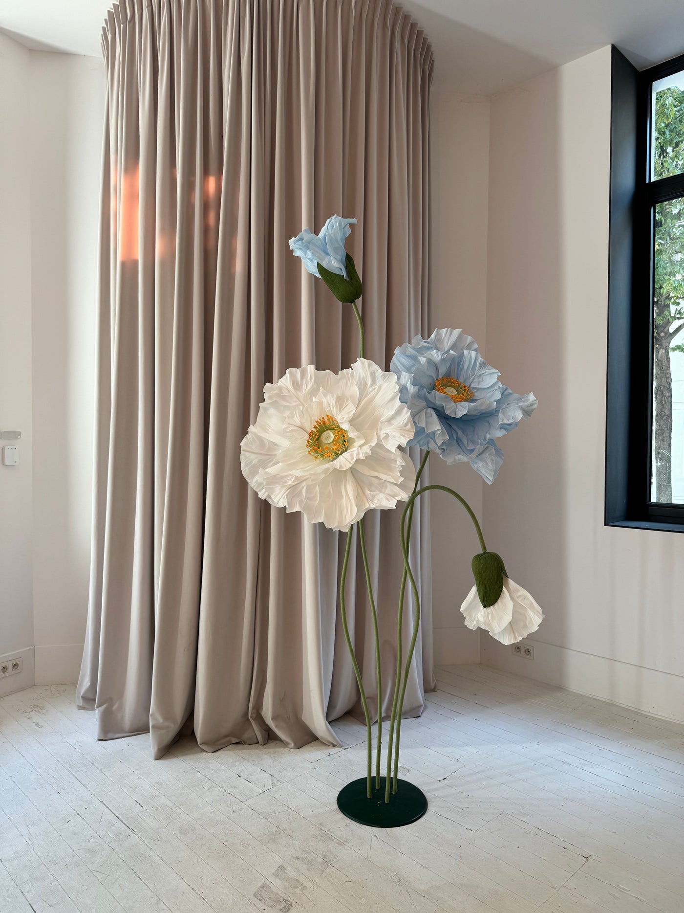 Set of 4 large paper flowers with flexible stems