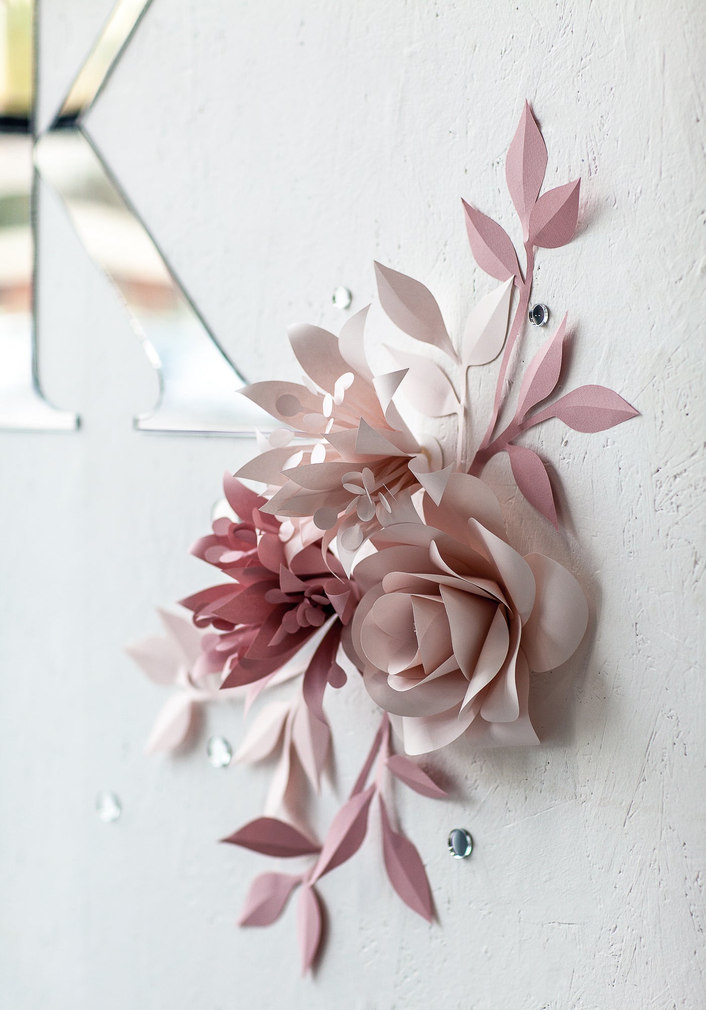 Balanced Blooms: Set of 6 Paper Flowers Surrounding the Initial Sign in Perfect Symmetry